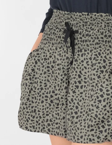 Pantaloni scurti C&A, verde, L